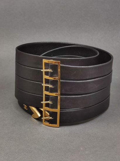 CHANEL

Importante ceinture en cuir noir

Composée...