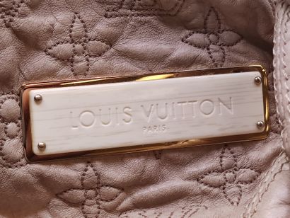 
LOUIS VUITTON STRATUS Olympe Beige




Sac...