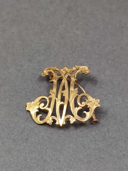 TRAVAIL Français 

Broche en or jaune 750°...