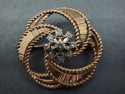 
BROCHE ronde en or deux tons 750 ornée de...