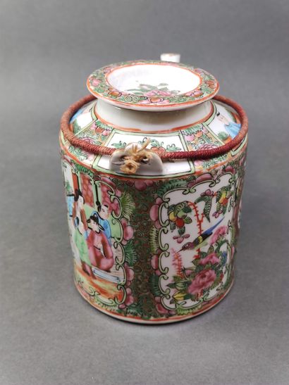 CHINE

Théière de Canton

Porcelaine à décor...