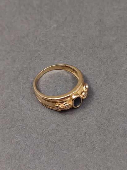 BAGUE en or jaune 750° ornée d'un saphir...