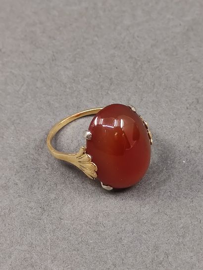 BAGUE en or jaune 750° ornée d'un cabochon...