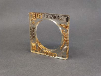 CHANEL

Bracelet en plexiglas decoré de morceaux...