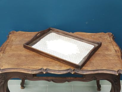 Table de cabaret en noyer sculpté et mouluré...