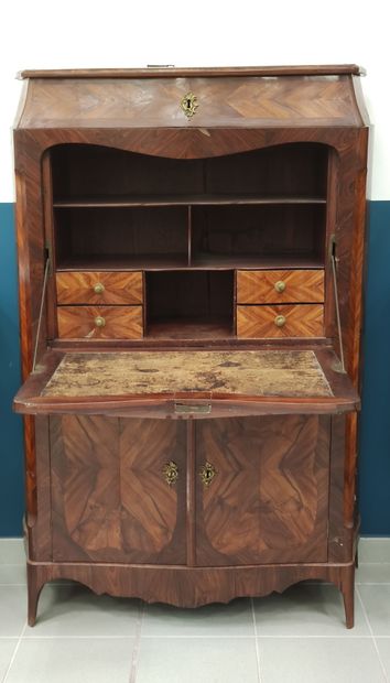 SECRETAIRE droit en bois de placage de palissandre...