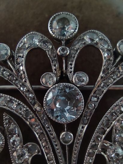 IMPORTANTE broche Art Nouveau en or gris...