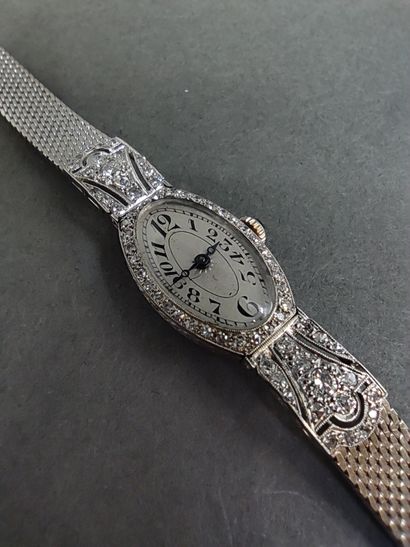 MONTRE en or gris 750°, boîtier ovale serti...