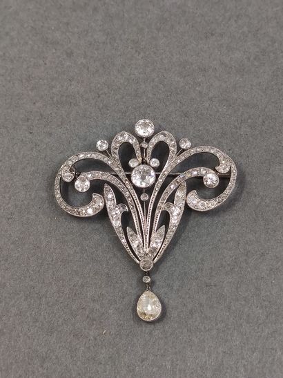 IMPORTANTE broche Art Nouveau en or gris...