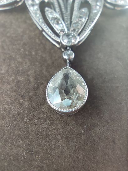 IMPORTANTE broche Art Nouveau en or gris...