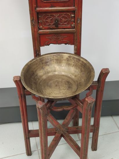 CHINE.

Curieux meuble de toilette en bois...