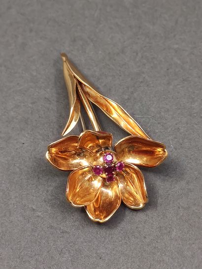 BROCHE fleur articulée en or jaune 750° représentant...