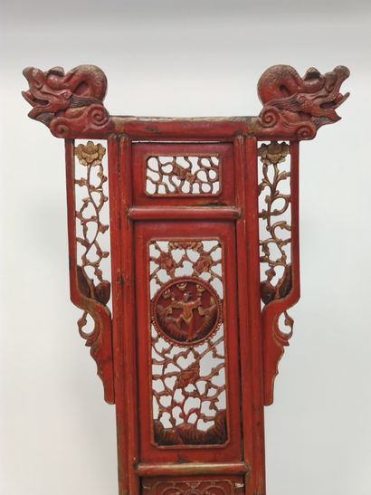 CHINE.

Curieux meuble de toilette en bois...