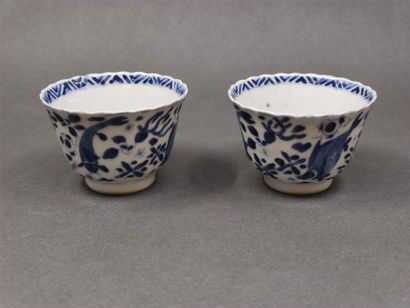 CHINE

Paire de bols à bordure festonnée...