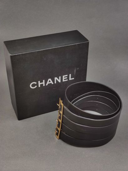 CHANEL

Importante ceinture en cuir noir

Composée...
