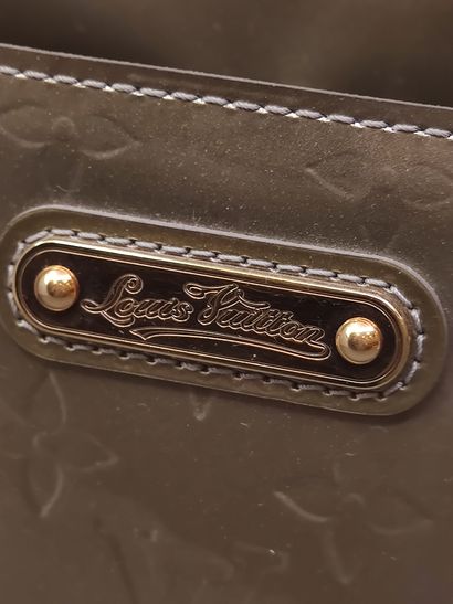 
Louis VUITTON Wilshire




Sac en cuir vernis...
