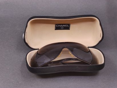 CHANEL

Paire de lunettes de soleil