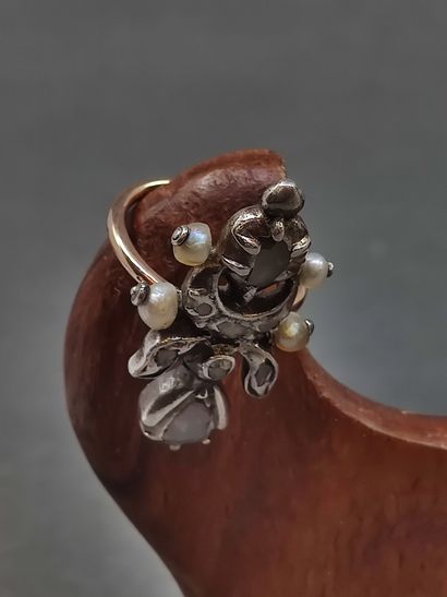 BAGUE fleur de lys en or 750 °et argent ornée...