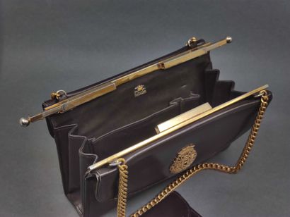 DUC

Sac à main en cuir marron et doré

De...