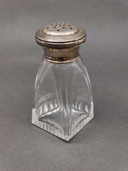 SAUPOUDREUSE en verre biseauté et couvercle...