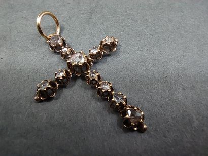PENDENTIF croix en or jaune 750° sertie de...