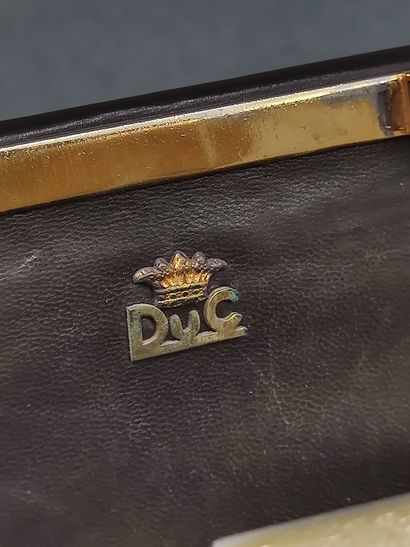 DUC

Sac à main en cuir marron et doré

De...