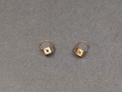 
LOT d'or 750° comprenant : 




DEUX Paires...