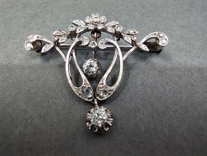 TRAVAIL Français 

DELICATE BROCHE en platine...