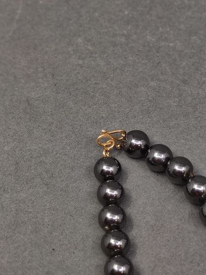 COLLIER d'hématites, fermoir en or jaune...