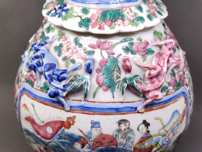 
CHINA, Canton - 19th century
A pair of polychrome...
