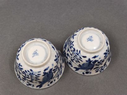 CHINE

Paire de bols à bordure festonnée...