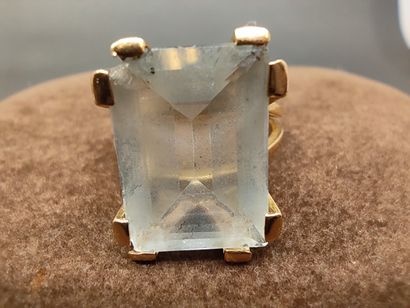 BAGUE en or jaune 750° ornée d'une aigue-marine...