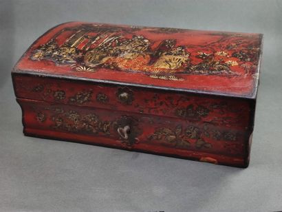 Boite à perruque en bois laqué et doré sur...