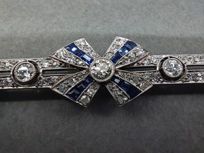 BROCHE barette en or gris 750° ornée de diamants...
