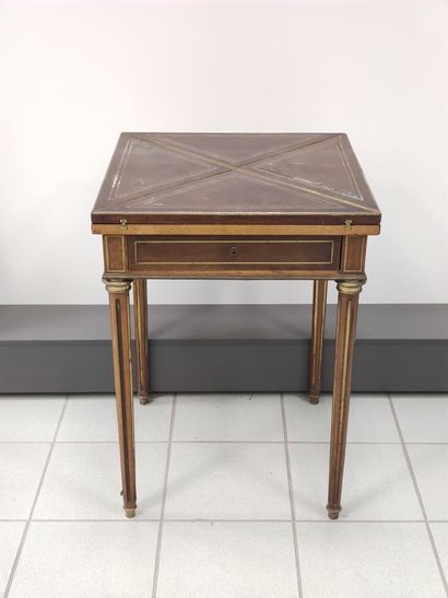 Table à jeu en acajou et placage d'acajou...
