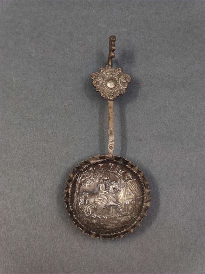 BENITIER en argent à motifs de guirlandes...