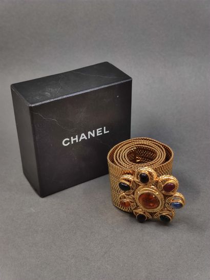 CHANEL

Ceinture en métal dorée ornée d'un...