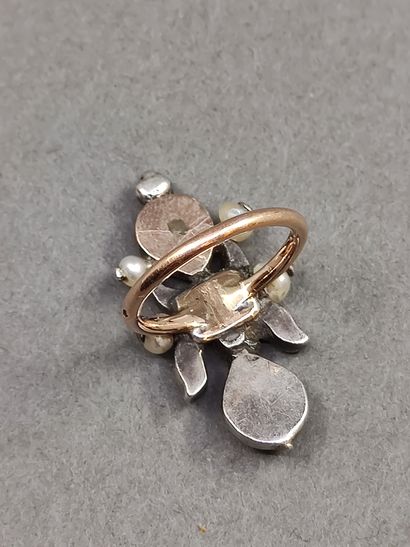 BAGUE fleur de lys en or 750 °et argent ornée...