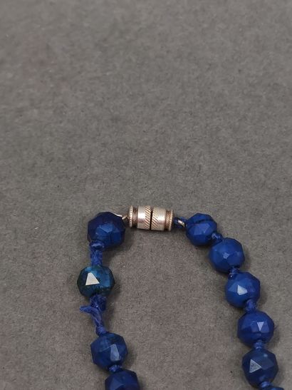 COLLIER de perles facettées en lapis lazulli,...