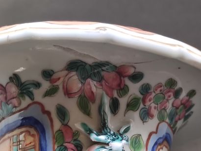 
CHINA, Canton - 19th century
A pair of polychrome...