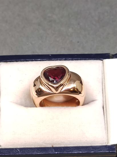 PIAGET

BAGUE cœur en or jaune 750° ornée...