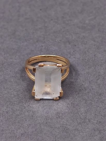 BAGUE en or jaune 750° ornée d'une aigue-marine...