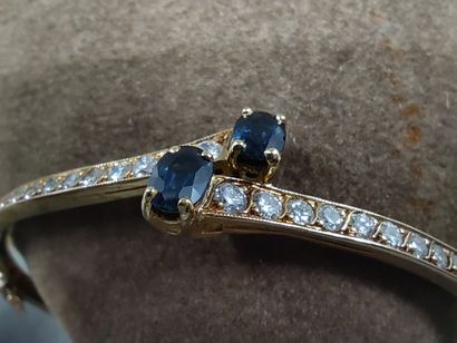 PARURE comprenant : 

COLLIER en or jaune...