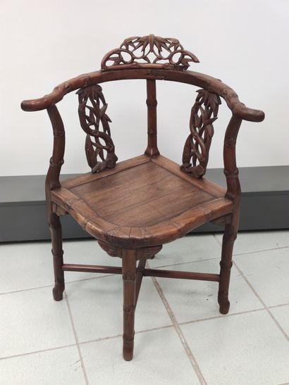 VIETNAM

Fauteuil de style indochinois

Décor...