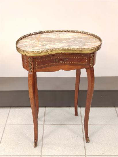 Petite table de milieu de forme rognon en...