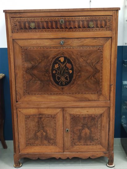SECRETAIRE armoire ouvrant en façade à un...