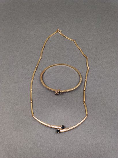 PARURE comprenant : 

COLLIER en or jaune...