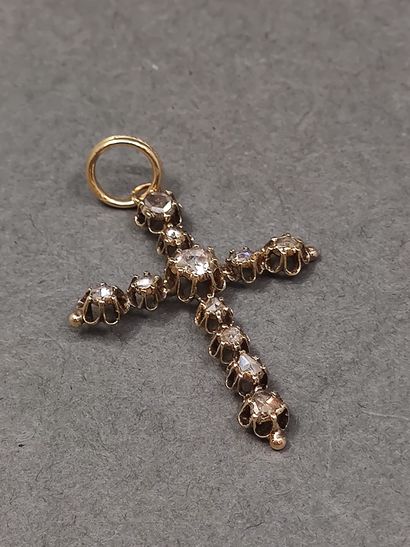 PENDENTIF croix en or jaune 750° sertie de...