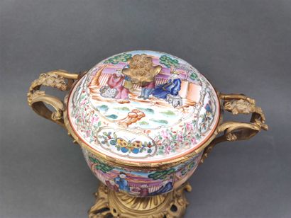 
CANTON



Pair of porcelain covered pots...