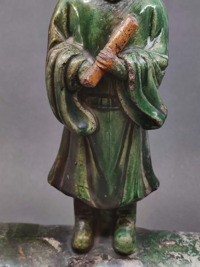 MING

Tuile faîtière représentant un personnage

Dim...